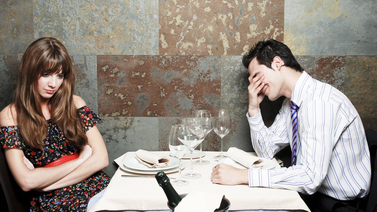 Cuando tu novia va a un restaurante con otro hombre: Qué significa y cómo afrontarlo